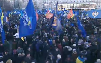 Евромайдановцы идут на митинг регионалов, исполняя украинские народные песни