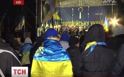 Сцену Евромайдана расширяют: в центр Киева приехали грузовики