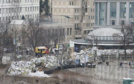 Майдановцы разобрали снежную баррикаду на Институтской