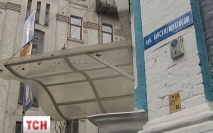 В Киеве неизвестный романтик установил указатель на улицу Таксумуюзатобою