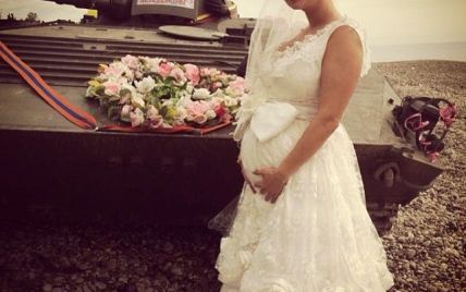 Певица Анна Семенович предстала на фотографии беременной и облаченной в свадебное платье