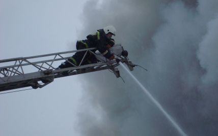 В Киеве в промзоне пожарные сражаются с огнем в 2-этажном здании