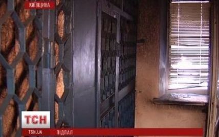 Милицию в Буче забросали коктейлями Молотова и запустили дымовую шашку
