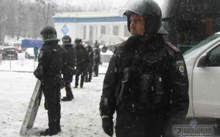 Правоохоронці перекрили автобусами вулицю Грушевського біля стадіону "Динамо"