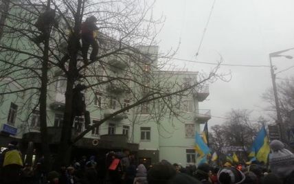 Майданівці встановлюють армійські намети біля Будинку офіцерів у Києві