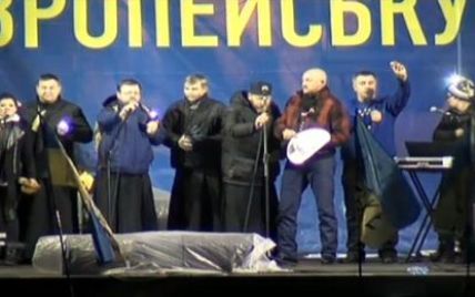 Євромайдан зустрів ранок запаленими ліхтариками та Гімном України