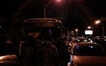 В столице автомайдановцы дружно "сломались" и заблокировали передвижение "Беркута"