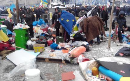 На Євромайдані мітингувальники споруджують "сауни" і гріються гарячим супом