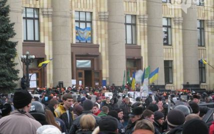 У Харкові проросійський мітинг перетворився на криваву бійку з газом і стріляниною