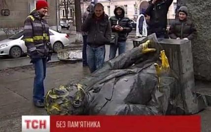 У Києві невідомі облили жовтою фарбою та скинули з постаменту пам'ятник Мануїльському