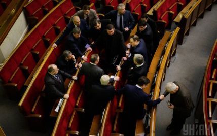 Нардепы отменили скандальный закон Кивалова-Колесниченко