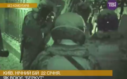 В интернете появилось видео, на котором "Беркут" стреляет из ружей в сторону активистов