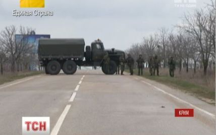 В Севастополе вооруженные российские военные окружили склады боеприпасов