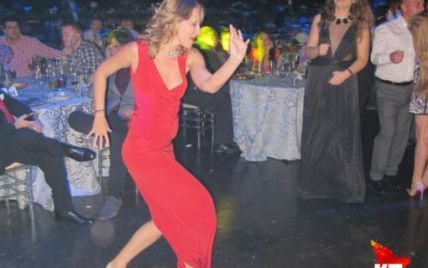 На вечеринке для олигархов Ксюша Собчак танцевала босиком и демонстрировала бицепс