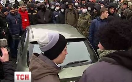 В столице спор АнтиАвтомайдана с оппозиционным оппонентом закончился мирно
