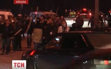 На Київщині активісти зупинили автобус із амуніцією для силовиків та колекцією статуеток