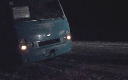 Сумщину вже засипало снігом: рятувальники звільняють із заметів авто
