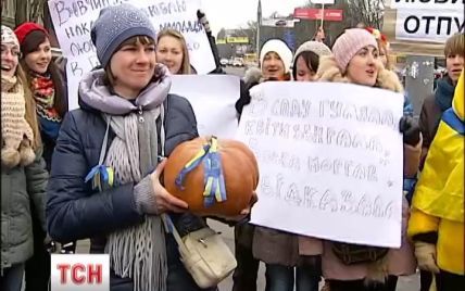 Українки з Євромайдану подарували Путіну гарбуз