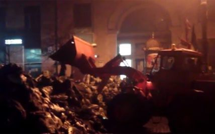 На Грушевського бульдозер руйнує барикади