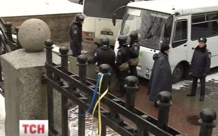 Євромаданівці рушили до Ради та Кабміну, де вже стоять 40 автобусів з "Беркутом"