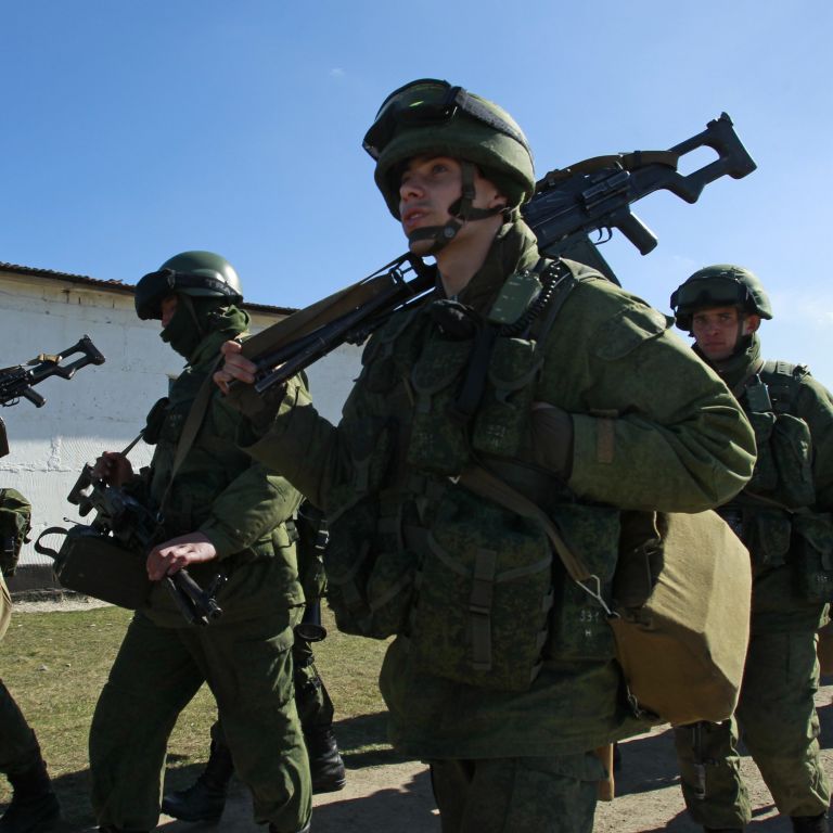 Российские военные отступили уже от пяти военных частей в Крыму