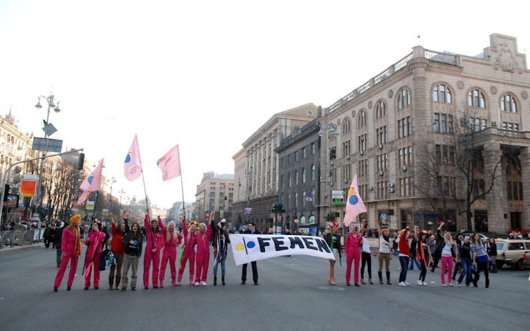 FEMEN похизувались новими рожевими комбінезонами / © Жіночий рух FEMEN