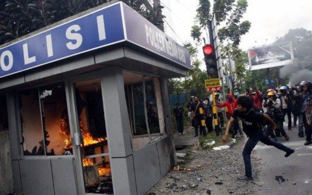 Індонезія, Медан. Протестуючі нападають на поліцейських під час акції протесту проти планів уряду підняти ціни на паливо. / © AFP