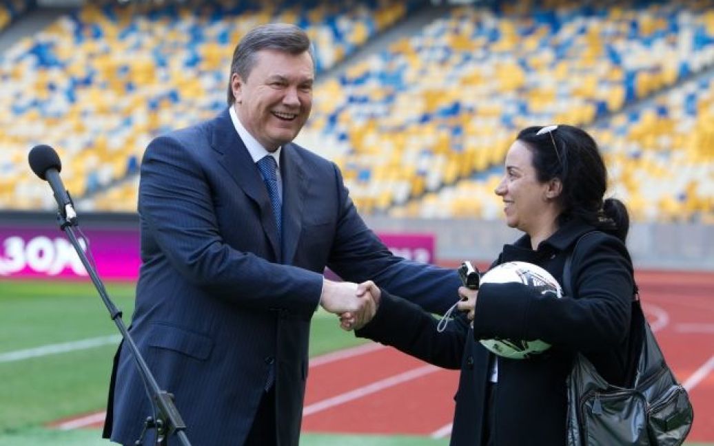 Віктор Янукович, на прохання однієї з журналісток, подарував їй футбольний м&#039;яч для сина. / © President.gov.ua