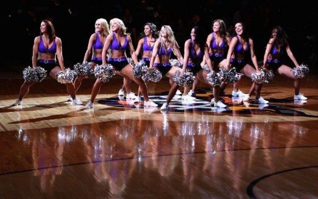 США, Фенікс, штат Арізона. Група підтримки Phoenix Suns виступає під час перерви у грі NBA між Minnesota Timberwolves та Phoenix Suns. / © AFP