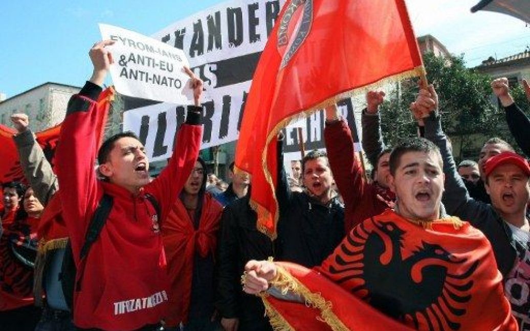 Албанія, Тирана. Албанська молодь вигукує гасла під час акції протесту перед посольством Македонії в Тирані. Протести почалися після того, як поліцейські застрелили двох албанців у місті Гостивар минулого місяця у суперечці за паркінг. / © AFP