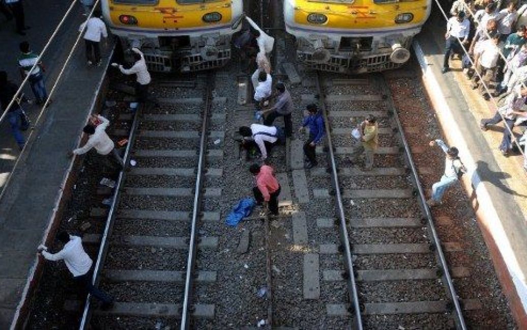 Індія, Мумбаї. Пасажири перебігають залізничні колії в Мумбаї. Залізниця в Індії щодня перевозить 19 мільйонів осіб. / © AFP