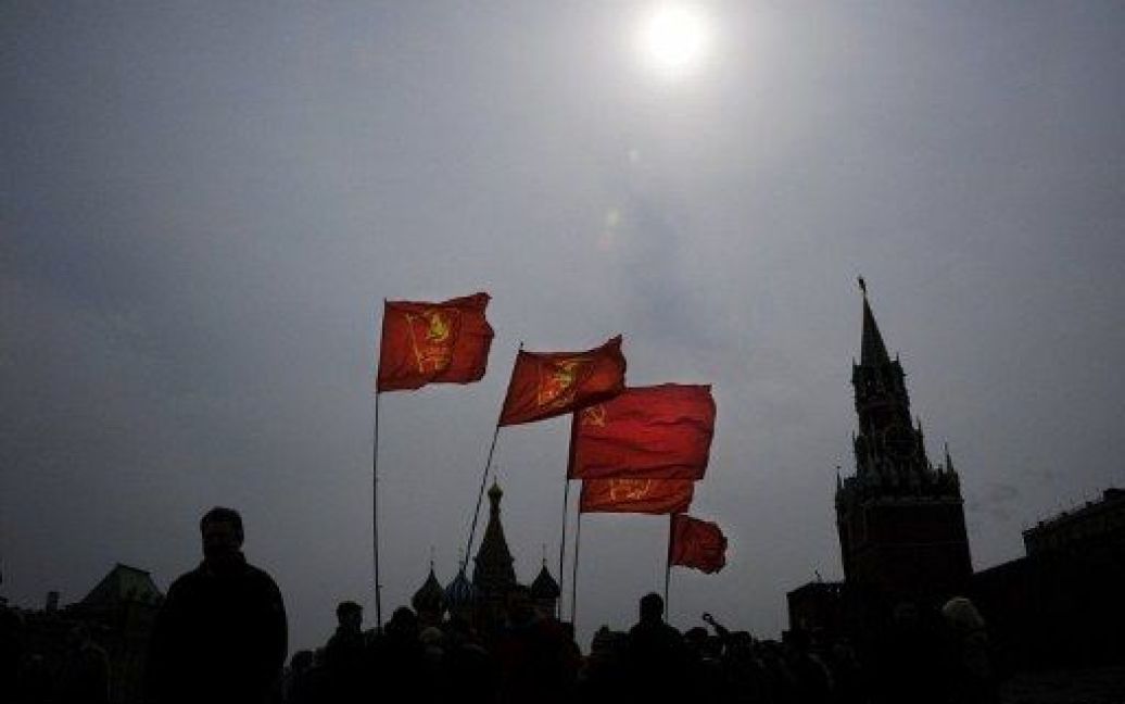 Росія, Москва. Члени КПРФ і прихильників комуністів провели марш на Красній площі з нагоди 142-ої річниці з дня народження засновника СРСР Володимира Леніна. / © AFP
