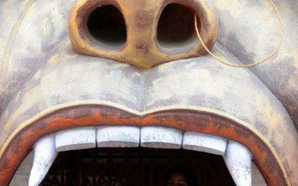 Індія, Нью-Делі. Віддані виходять з храму індуїстського бога-мавпи Ханумана в Нью-Делі. Ханумана, відомого своєю силою, високо шанують за його непохитну відданість Господу Рамі. / © AFP