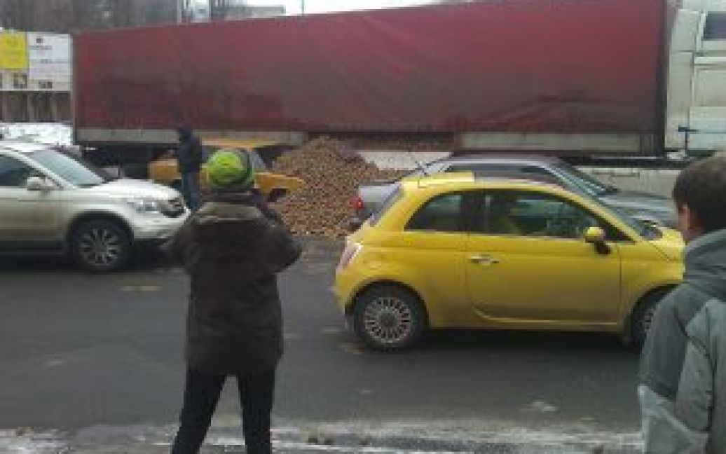 У Києві тонною картоплі з фури привалило "Жигулі" / © Facebook/Євген Магда