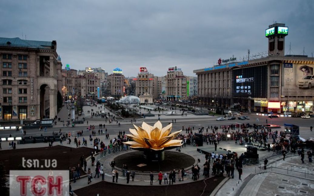 На Майдані Незалежності встановили гігантський "Золотий Лотос" / © Євген Малолєтка/ТСН.ua