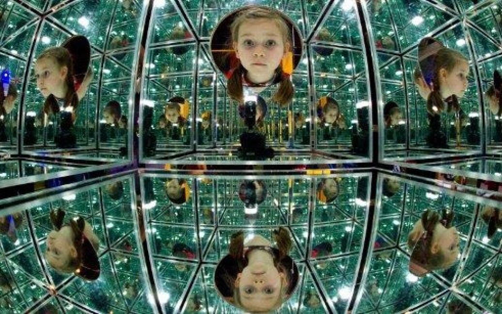 Німеччина, Потсдам. Дитина зазирає у дзеркальний куб на виставці "Extavium" в музеї міста Потсдам, Східна Німеччина. Новий інтерактивний музей заново відкрили експозицією зі 130 експонатів та інтерактивних інсталяцій. / © AFP