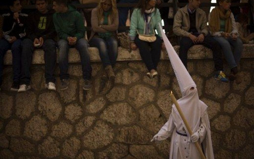 Іспанія, Малага. Людина бере участь у процесії братства "Salutacion" під час Страсного тижня. У віруючих християн по всьому світу почався Страсний тиждень напередодні католицької Пасхи. / © AFP