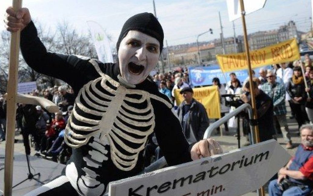 Чехія, Прага. Учасник акції протесту в костюмі скелета вигукує гасла під час демонстрації проти запланованих реформ в галузі охорони здоров&#039;я. / © AFP