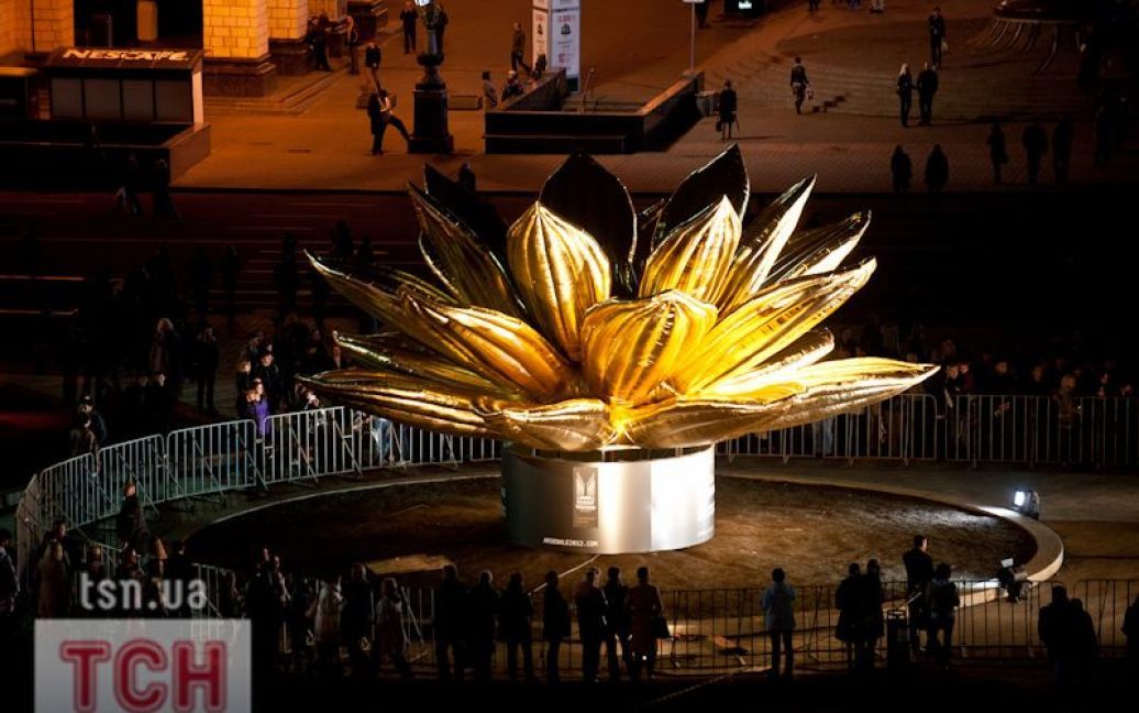 На Майдані Незалежності встановили гігантський "Золотий Лотос" / © Євген Малолєтка/ТСН.ua