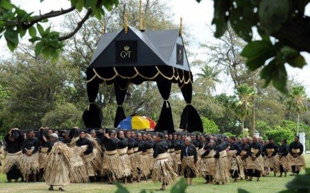 Тонга, Нукуалофа. Похорон короля Тонга Георга Тупоу V поблизу Королівського палацу в столиці Нукуалофа. / © AFP
