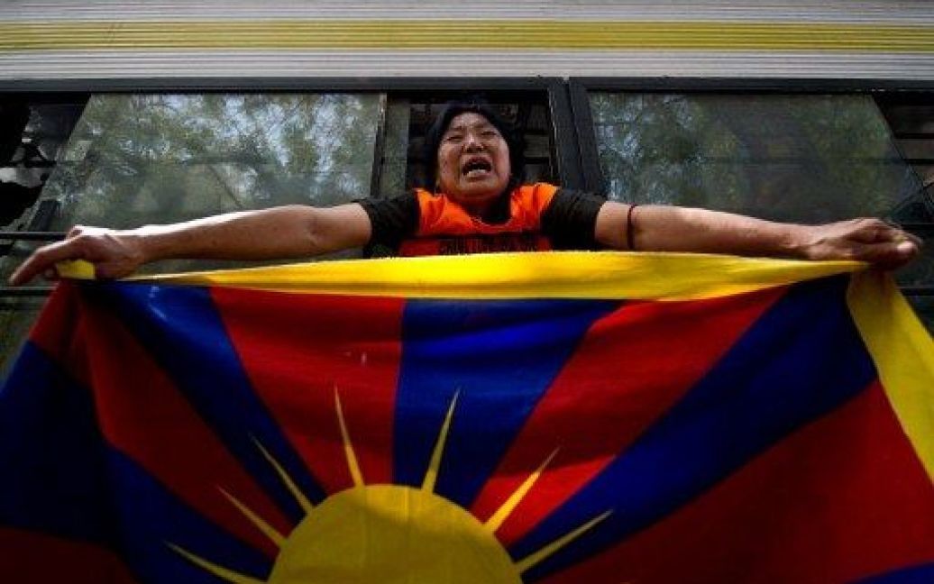 Індія, Нью-Делі. Тибетського активіста із прапором Тибету затримала поліція під час акції протесту в Нью-Делі. / © AFP