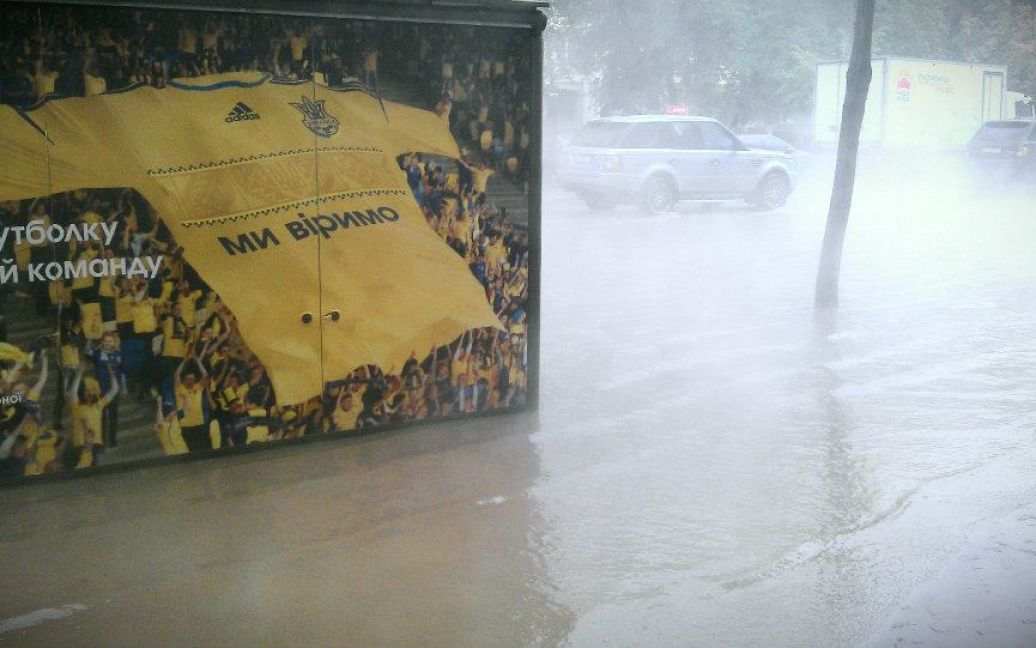 У центрі Києва з-під землі вирвався потік гарячої води / © Facebook/Тимофей Ефимов