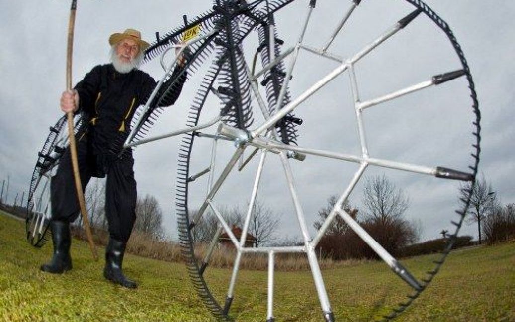Німеччина, Сторков. Німецький дизайнер велосипедів Дітер Сенфт, відомий також як Ель Дьяболо, показав свій останній винахід &mdash; велосипед, створений зі 111 садових грабель. / © AFP