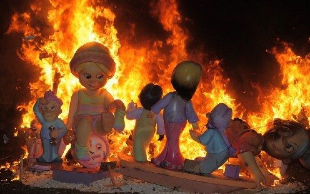 Іспанія, Валенсія. Традиційні величезні фігури "ninot" з картону, дерева або пробки спалюють в останній день десятиденного фестивалю Фальяс у Валенсії. / © AFP