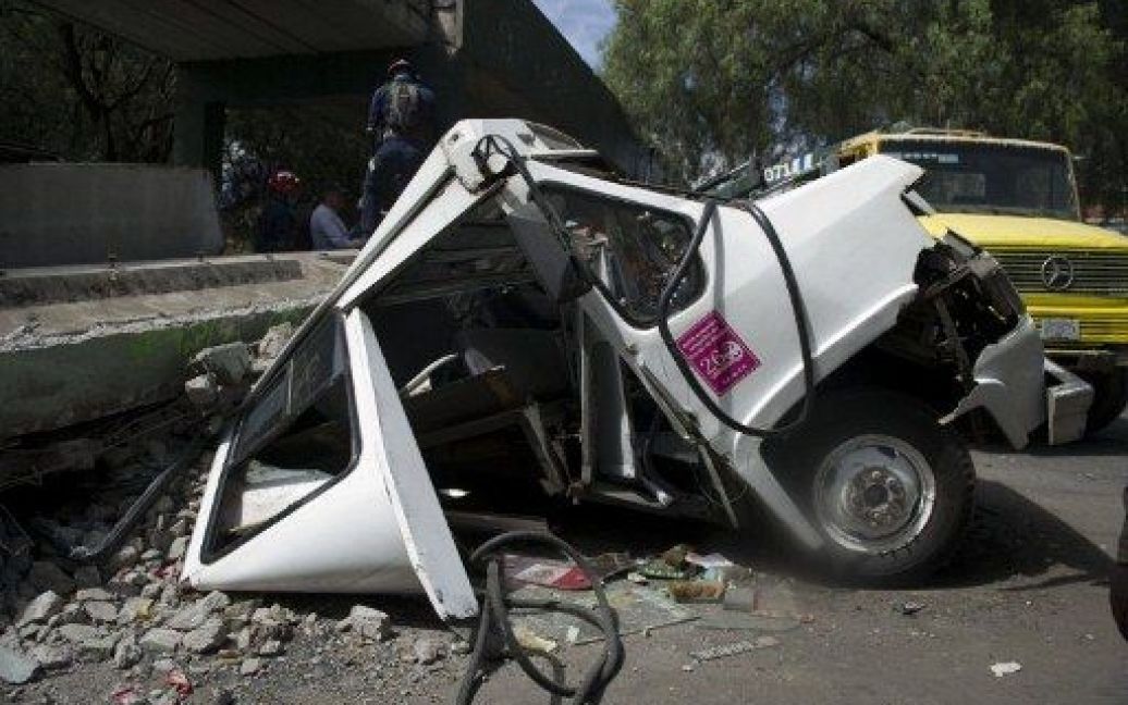 Мексика, Мехіко. Пошкоджений міст обвалився на автомобілі в результаті потужного землетрусу у 7,6 балів, який стався на південному заході Мексики. / © AFP
