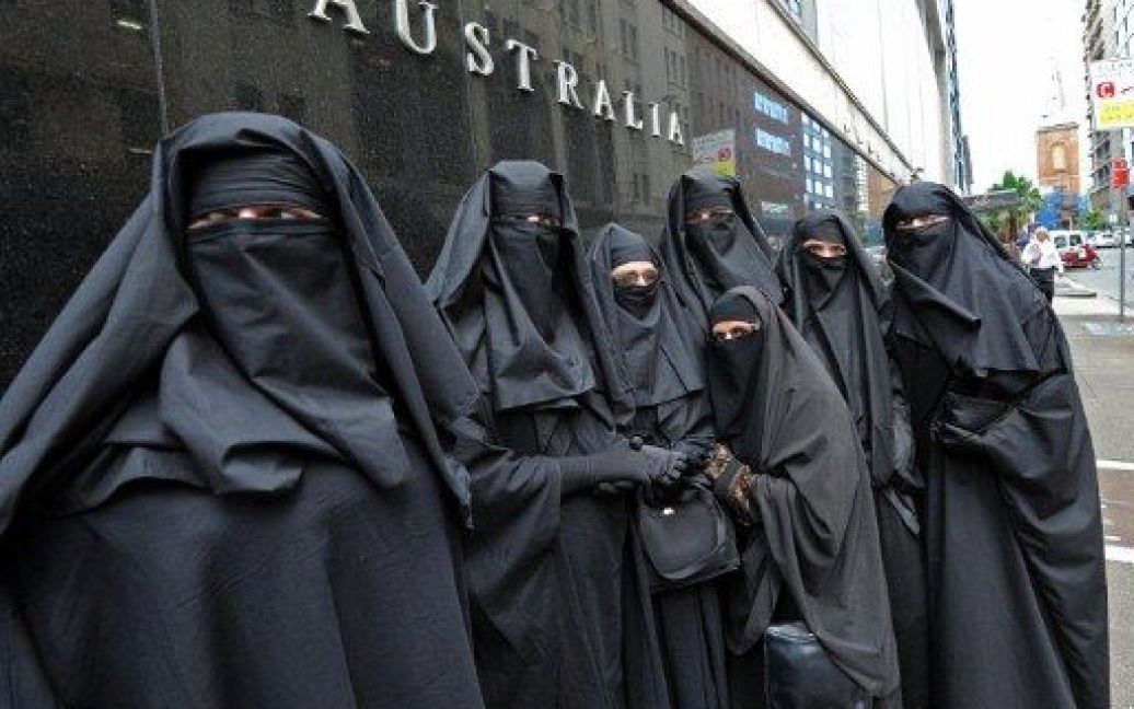 Австралія, Сідней. Чоловіки і жінки, одягнені у паранджу, провели мітинг за заборону консервативного мусульманського одягу в Австралії. / © AFP