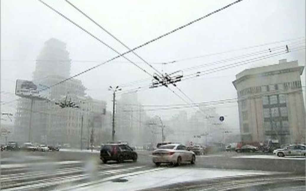 Весняну Москву засипає снігом / © 1tv.ru