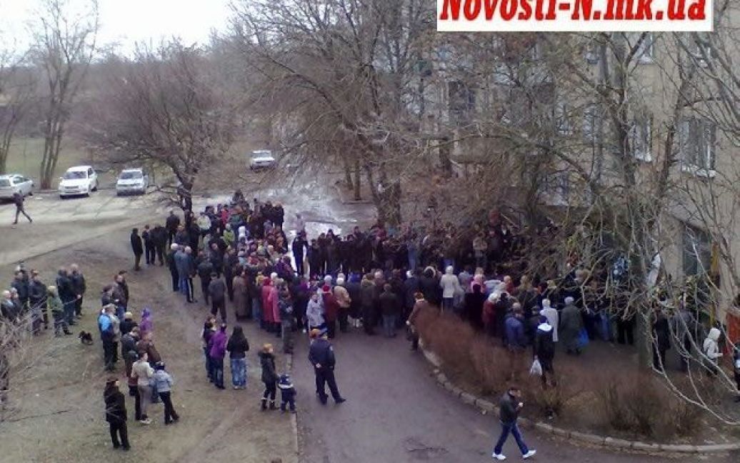 Оксану проводили в останню путь з квітами і сльозами / © novosti-n.mk.ua