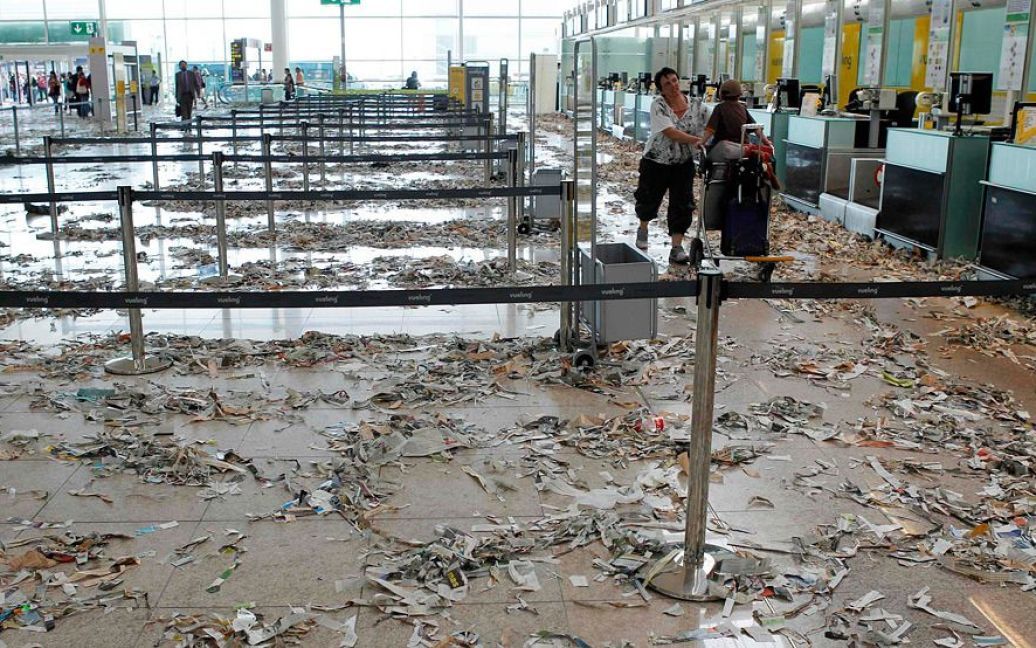 Прибиральники розкидали по всій будівлі аеропорту папірці і дрібне сміття / © bigpicture.ru