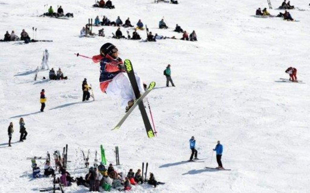 Франція, Тінь. Австрійська спортсменка Анна Сігал виступає у фіналі змагань зі "слоупстайлу" на зимових європейських X-Games у французьких Альпах. / © AFP